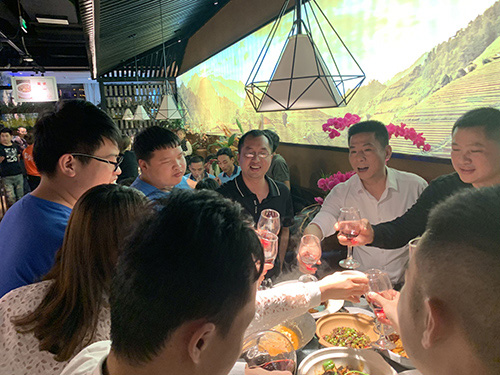 揮手三月，激情四月 戴高樂泳池設備 這不僅是一個簡單的聚餐