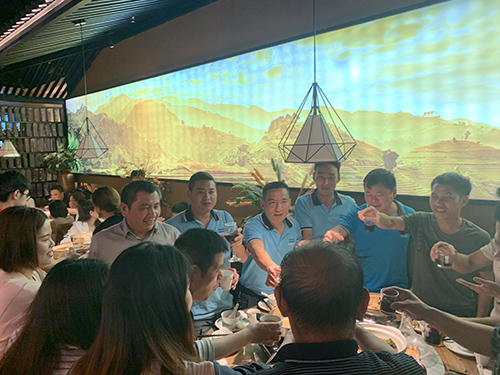 揮手三月，激情四月 戴高樂泳池設備 這不僅是一個簡單的聚餐